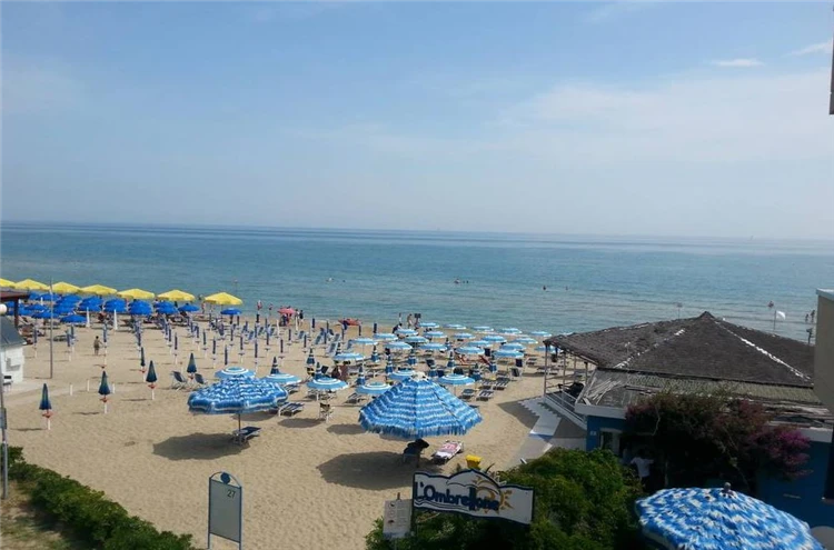 Pohled na resort Mare Verde u moře | Silvi Marina / Residence Mare Verde