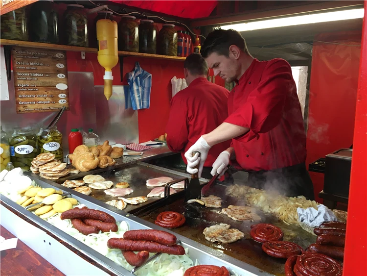 Návštěvníci vánočního trhu v Bratislavě | Předvánoční Bratislava