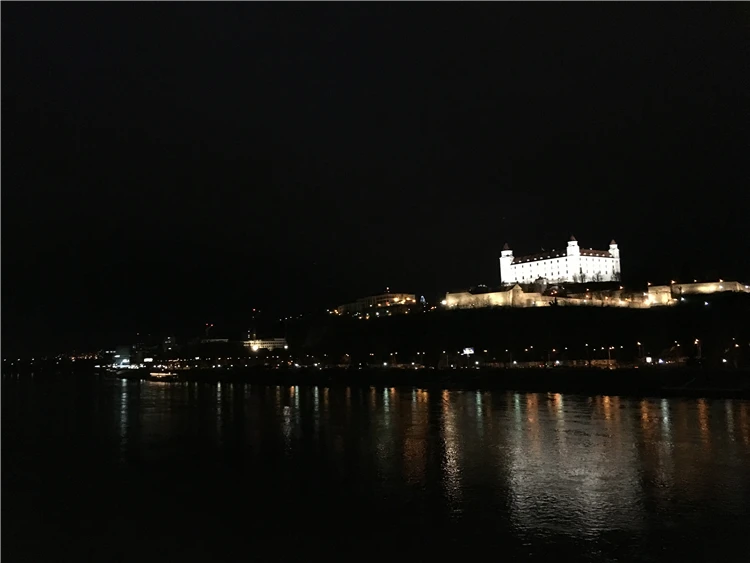 Stánky s občerstvením na vánočních trzích v Bratislavě | Předvánoční Bratislava