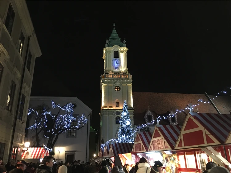 Detail vánočních ozdob na trhu v Bratislavě | Předvánoční Bratislava