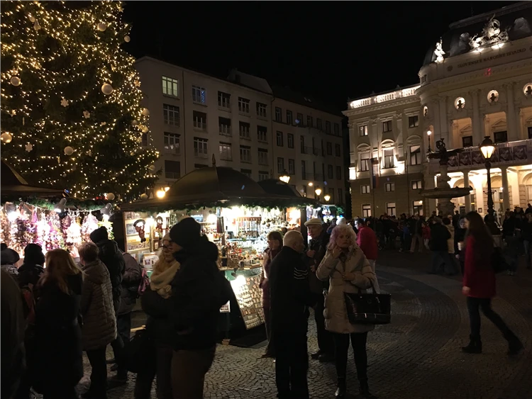 Ozdobené náměstí v Bratislavě během adventu | Předvánoční Bratislava