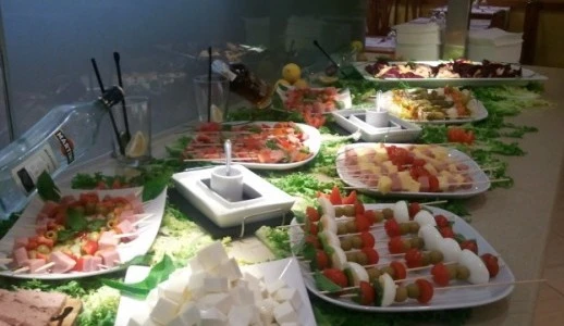 Bufet v Hotel Riviera – další pohled na nabídku jídel | Santa Susanna / Hotel Riviera