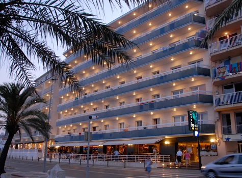 Osvětlená fasáda hotelu Pimar & SPA v noci | Blanes / Hotel Pimar & SPA