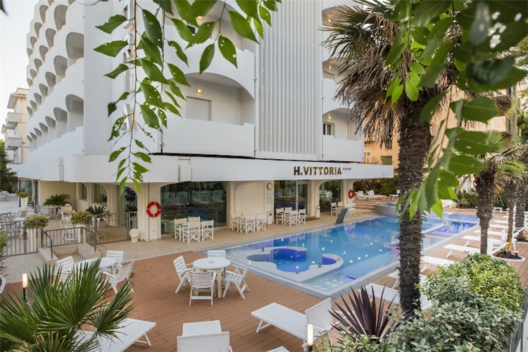 Hotel Vittoria Riccione – pohled na budovu z ulice | Riccione / Hotel Vittoria