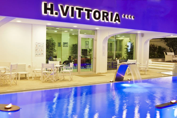 Hotel Vittoria Riccione – pohled na budovu hotelu | Riccione / Hotel Vittoria