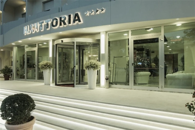 Hotel Vittoria – osvětlený vstup do hotelu večer | Riccione / Hotel Vittoria