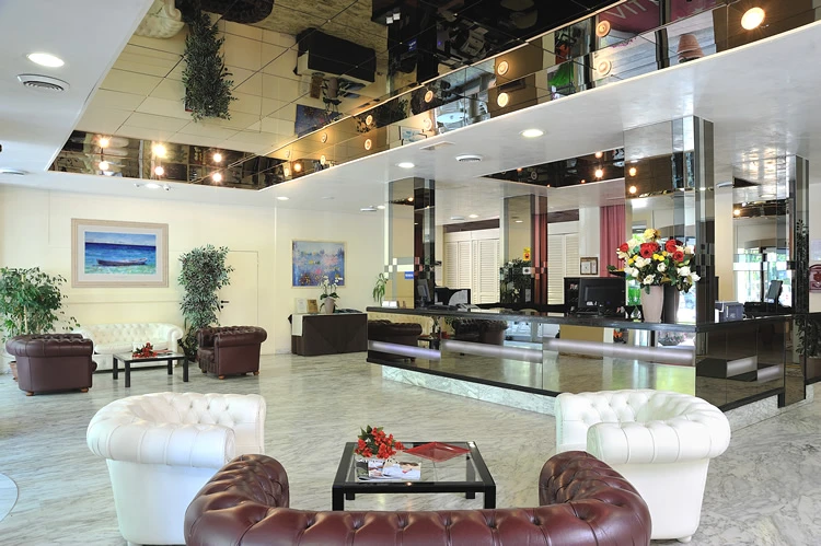 Hotel Vittoria Riccione – recepce a hala hotelu | Riccione / Hotel Vittoria