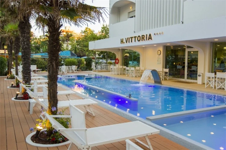 Hotel Vittoria Riccione – venkovní bazén ve dne | Riccione / Hotel Vittoria