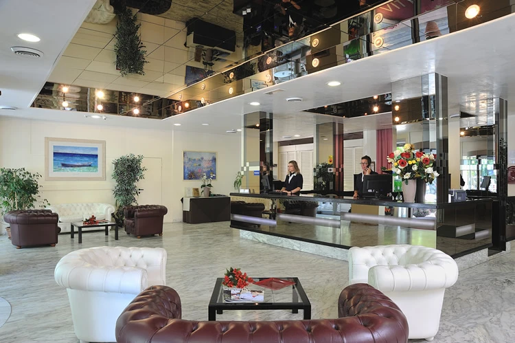 Hotel Vittoria Riccione – prostorná hala u recepce | Riccione / Hotel Vittoria