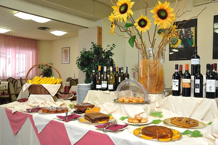 Hotel Vittoria Riccione – restaurace připravená k večeři | Riccione / Hotel Vittoria