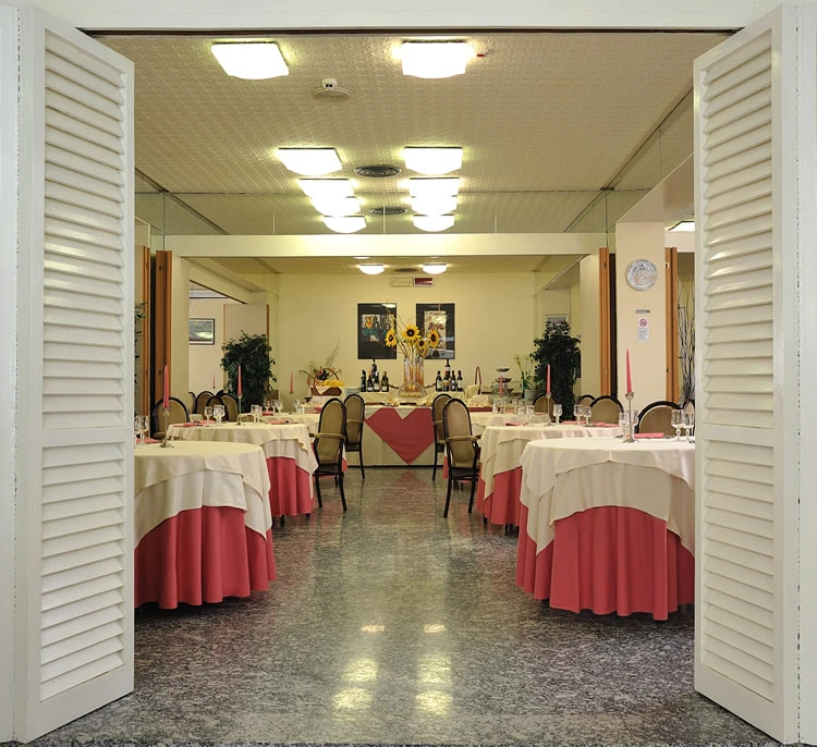Hotel Vittoria Riccione – restaurace s prostřenými stoly | Riccione / Hotel Vittoria