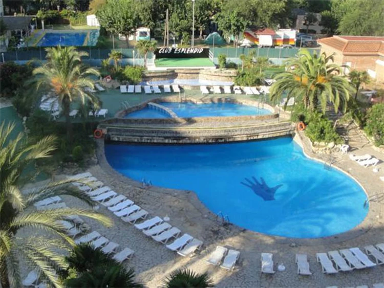 Venkovní bazén hotelu Esplendid s lehátky | Blanes / Hotel Esplendid