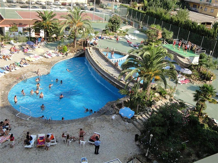 Bazén hotelu Esplendid obklopený palmami | Blanes / Hotel Esplendid