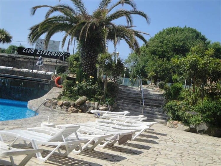 Pohled na bazén hotelu Esplendid za slunečného dne | Blanes / Hotel Esplendid