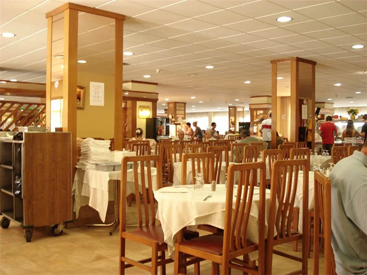 Restaurace hotelu Esplendid – prostorný jídelní sál | Blanes / Hotel Esplendid