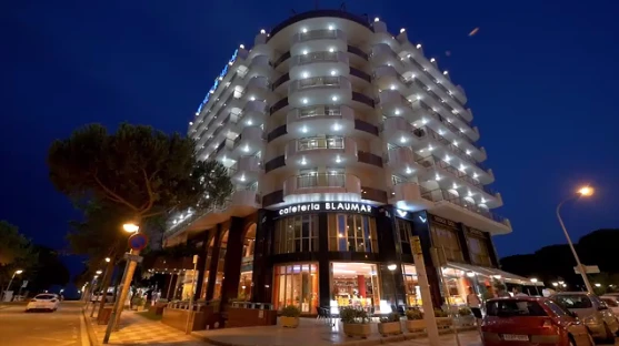 Hotel Blaumar v Blanes v nočním osvětlení | Blanes / Hotel Blaumar
