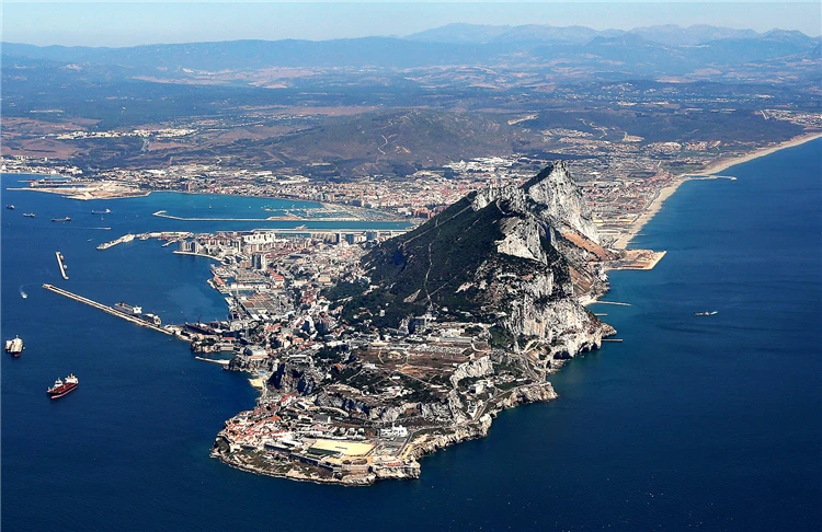 Gibraltar – pohled na skálu u průlivu z Andalusie | V rytmu žhavé Andalusie