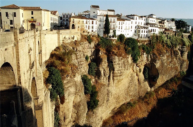 Ronda – dramatický výhled na město nad skalnatým kaňonem | V rytmu žhavé Andalusie