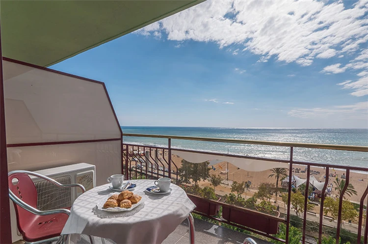 Balkon pokoje v hotelu Checkin Garbí s výhledem | Calella / Hotel Checkin Garbí