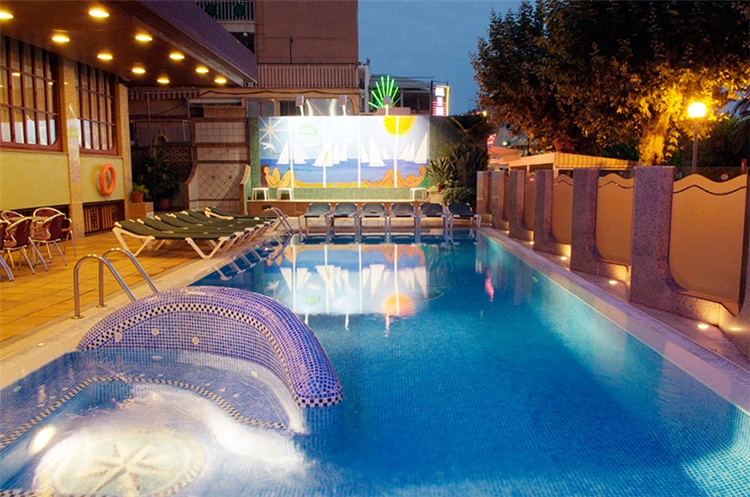 Venkovní bazén hotelu Checkin Garbí v Calelle | Calella / Hotel Checkin Garbí