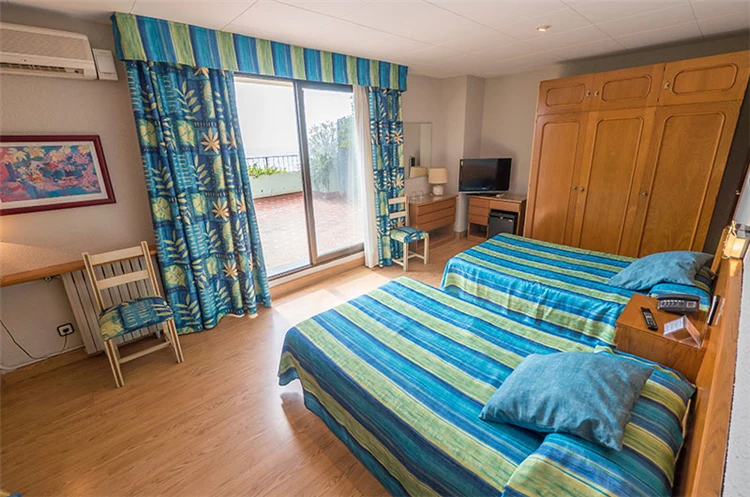 Pokojový interiér hotelu Checkin Garbí | Calella / Hotel Checkin Garbí