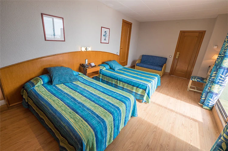 Světlý pokoj s postelemi v hotelu Checkin Garbí | Calella / Hotel Checkin Garbí