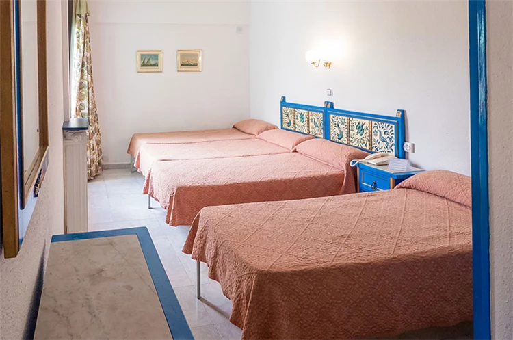 Pokoj hotelu Checkin Garbí s nočními stolky | Calella / Hotel Checkin Garbí