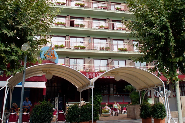 Vchod do hotelu Checkin Garbí v Calelle | Calella / Hotel Checkin Garbí