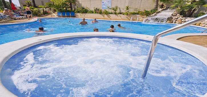 Bazény hotelu Oasis Park Splash pohled shora | Calella / Hotel Oasis Park Splash