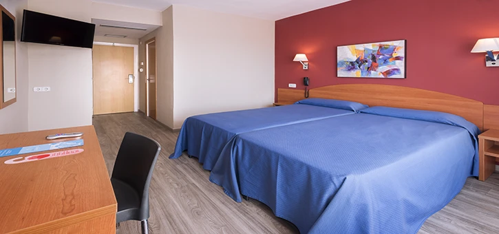 Renovovaný pokoj s výzdobou v hotelu Oasis Park Splash | Calella / Hotel Oasis Park Splash