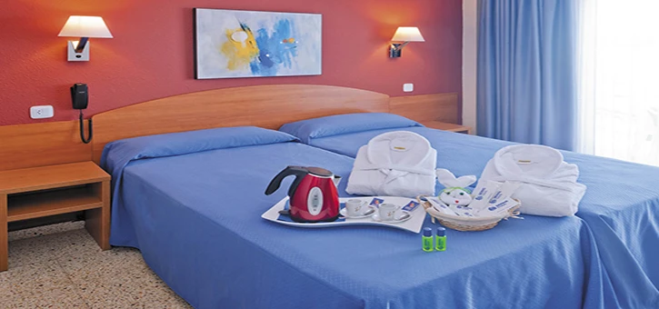 Renovovaný pokoj v hotelu Oasis Park Splash | Calella / Hotel Oasis Park Splash
