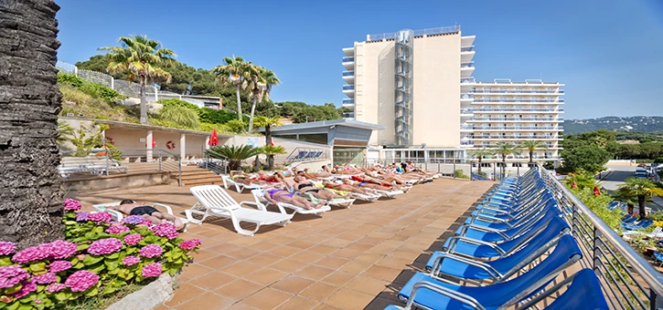 Terasa hotelu Oasis Park Splash s výhledem | Calella / Hotel Oasis Park Splash