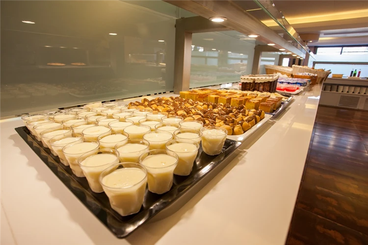 Jídelna hotelu Maria del Mar s prostřenými stoly | Lloret de Mar / Hotel Maria del Mar