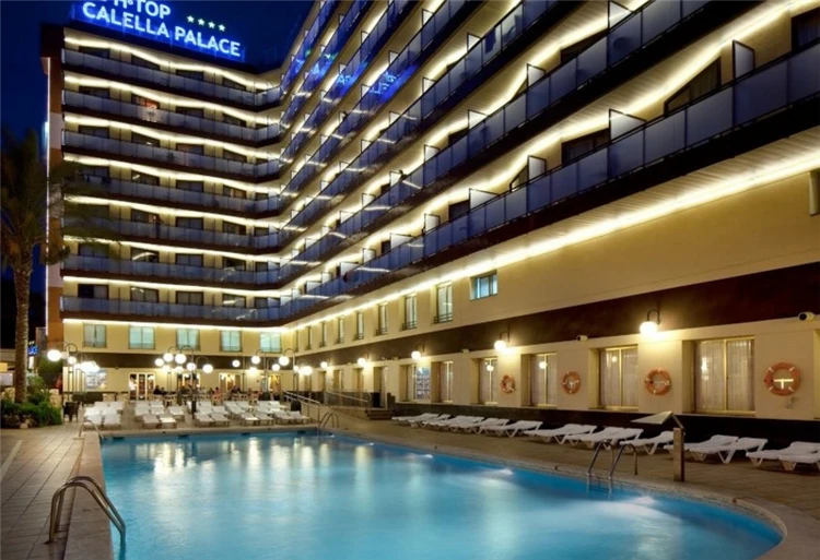 Hotel HTop Jadhe v Calelle osvětlený v noci | Calella / Hotel HTop Jadhe