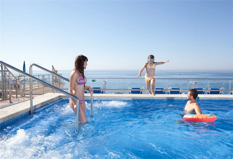 Venkovní bazén hotelu HTop Pineda Palace s lehátky | Pineda de Mar / Hotel HTop Pineda Palace