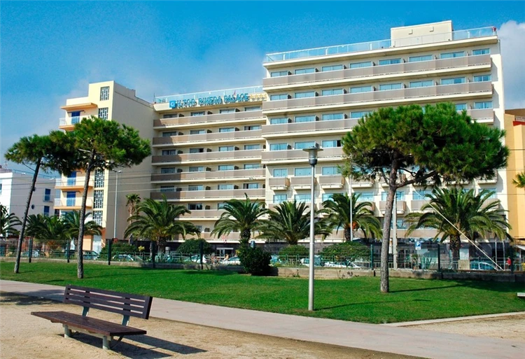 Fasáda hotelu HTop Pineda Palace pohled zblízka | Pineda de Mar / Hotel HTop Pineda Palace