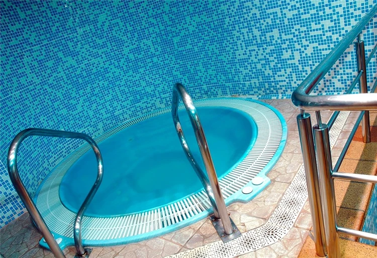 Venkovní jacuzzi v areálu hotelu HTop Pineda Palace | Pineda de Mar / Hotel HTop Pineda Palace