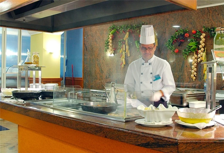 Show cooking – kuchař připravuje jídlo před hosty | Pineda de Mar / Hotel HTop Pineda Palace