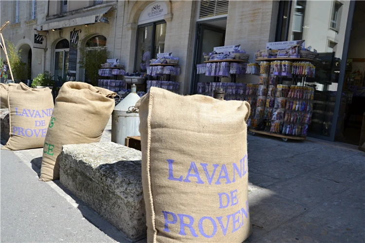 Pohled na provensálskou vesnici | Skryté perly Provence - program s koupáním v moři, jezeře i řece