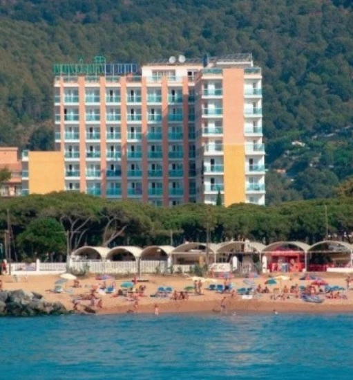 Pohled na hotel Alegria Cartago Nova od moře | Malgrat de Mar / Hotel Alegria Cartago Nova