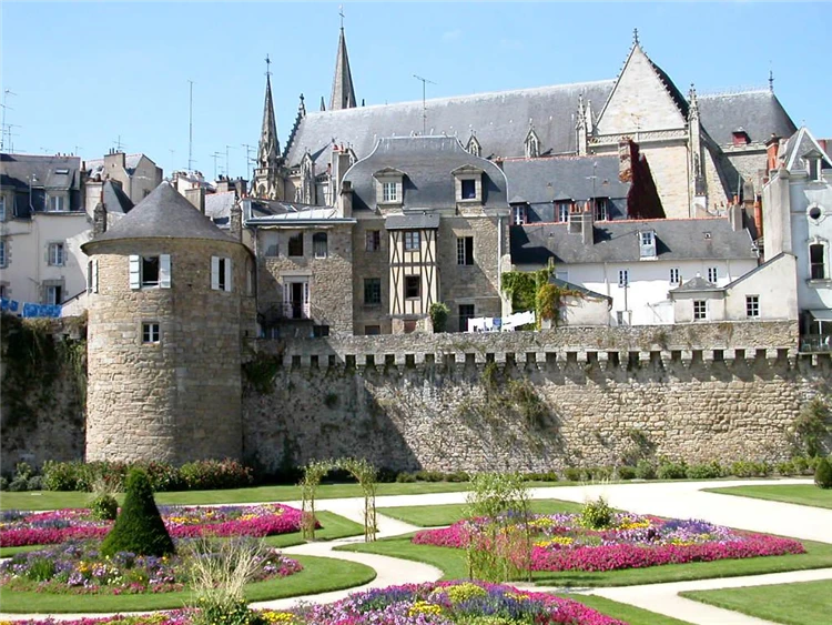 Kanál a historické domy ve Vannes v Bretani | Tajuplná Bretaň a drsná krása Normandie