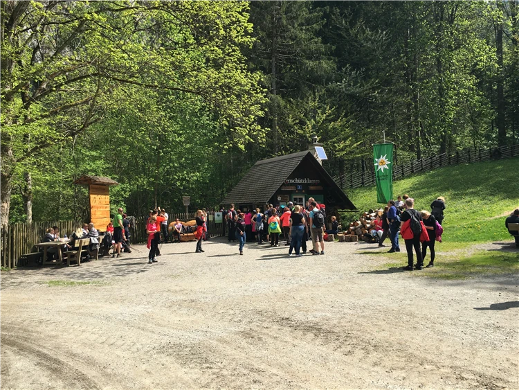 Turisté procházejí úzkou skalní soutěskou Medvědí soutěska | Medvědí soutěska