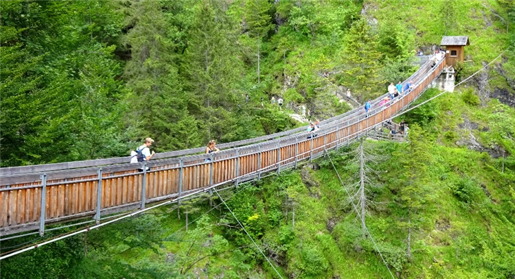 Úzká soutěska Wasserlochklamm s vodním tokem | Soutěska Wasserlochklamm a dech beroucí Hochkar