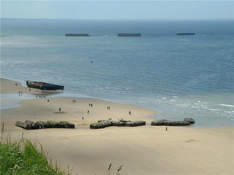 Arromanches – zbytky umělého přístavu Mulberry z roku | Po stopách vylodění v Normandii