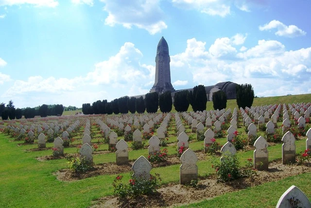 Kostnice Douaumont u Verdunu – památník obětí 1. světové války | Po stopách vylodění v Normandii
