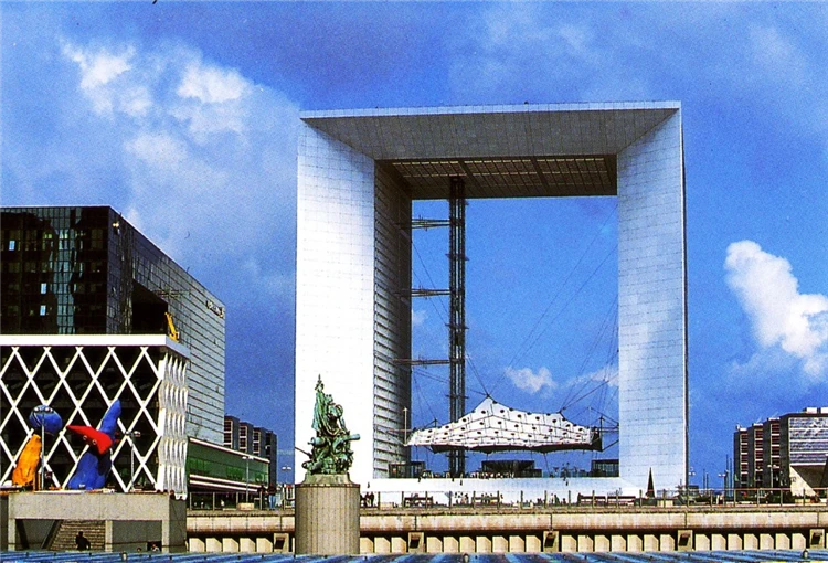 Moderní čtvrť La Défense v Paříži | Magická Paříž s návštěvou Versailles
