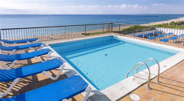 Bazén na střeše hotelu Tropic Park s výhledem | Malgrat de Mar / Hotel Tropic Park