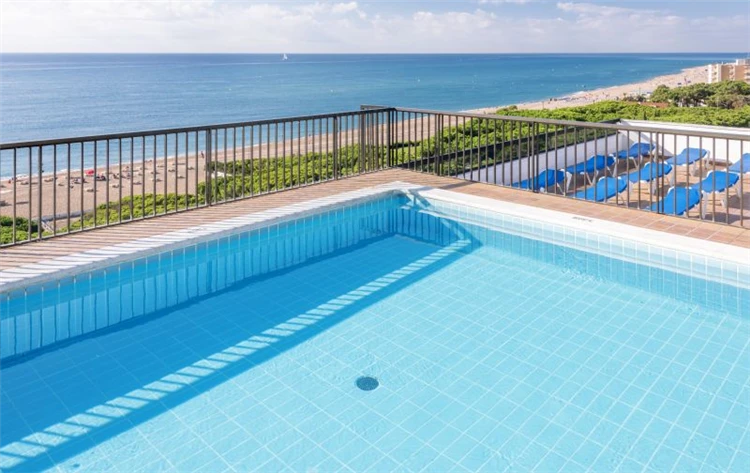 Střešní bazén hotelu Tropic Park v Malgrat de Mar | Malgrat de Mar / Hotel Tropic Park