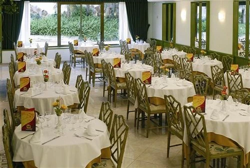 Jídelna hotelu Tropic Park připravená k snídani | Malgrat de Mar / Hotel Tropic Park