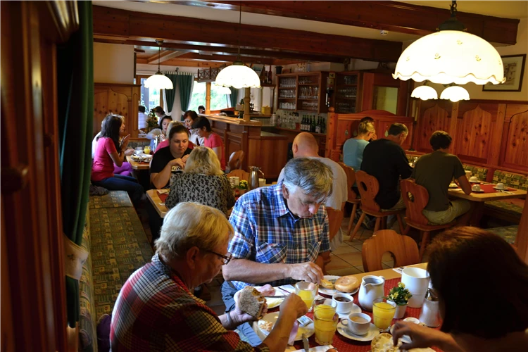 Horská cesta s výhledem na alpské vrcholy u Dachsteinu | Ledovec Dachstein - pohodová letní turistika